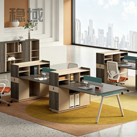 Bureau de travail moderne et simple pour employés, avec écran, casier et cloison, poste informatique pour employés