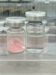 Poudre de peeling bio pour le visage à base d'éponges colorées, de micro-aiguilles et d'acide hyaluronique pour le traitement de l'acné, la réduction de la pigmentation et des rides - Product Image 3
