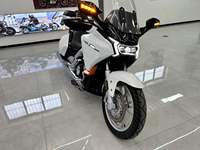 Moto de tourisme de grande taille à six cylindres refroidie par eau de 1800 cm3 avec grand pare-brise, coffres latéraux rigides et top-case