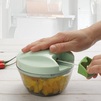 2-in-1 400ml plastic groentehakker met roestvrijstalen messen, milieuvriendelijke mini-ui- en snijder