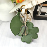 Clip à lunettes en cuir PU motif fleur mignon, support portable pour lunettes de soleil, pendentif de sac pour filles, accessoire de voyage quotidien
