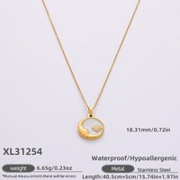 SUMMLY Collier pendentif étoile de lune en coquille naturelle plaqué or 18 carats en acier inoxydable 316L en acier inoxydable 316L Lettre de perle en argent