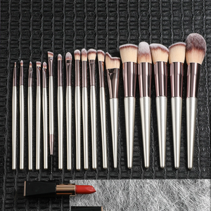 Ensemble de 18 pinceaux de maquillage, fibres synthétiques, manche en bois, poudre pour le visage, fard à joues, fard à paupières, kit de pinceaux cosmétiques professionnels - Product Image 4