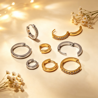 Créoles Huggie en Acier Inoxydable 316L Poli Miroir avec Zircon Cubique, Hypoallergéniques, Vente en Gros, Bijoux d'Oreille Tendance Quotidienne pour Femme