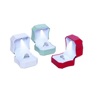 Boîte à bijoux LED personnalisée pour filles, boîte à bijoux avec éclairage LED, emballage pour collier, bracelet et bagues, rangement et présentation - Product Image 4