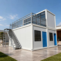 Maison préfabriquée modulaire de luxe en conteneurs à deux étages avec terrasse et escalier extérieur, villa 2 chambres pour hôtel ou école
