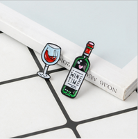 Nouvelles épingles personnalisées mignonnes en forme de verres à vin rouge pour couple, vente en gros, broche personnalisable avec logo vierge pour bouteille de vin, épinglette rigide en émail motif dessin animé