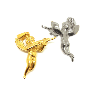 Ciondolo Trendy 25mm Revenge Angel in Acciaio Inossidabile Placcato Oro 18K e <span class=keywords><strong>Argento</strong></span>, con <span class=keywords><strong>Ali</strong></span> <span class=keywords><strong>d</strong></span>'Angelo e Pistola, Charm per Collana da Uomo - Product Image 2