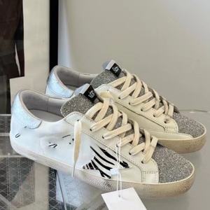 รองเท้าวิ่งเดินลำลองหนังแท้คุณภาพสูงระบายอากาศดี รุ่นฮิตปี 2026 สีเงิน แฟชั่นสำหรับผู้ชาย - Product Image 4