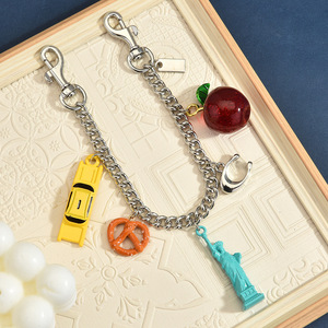 Cadena de Moda Vintage para Bolsos, Dijes <span class=keywords><strong>con</strong></span> Forma de Estatua de la Libertad, Manzana y Pan, Llavero de Adornos Colgantes para Coche <span class=keywords><strong>Estilo</strong></span> Retro Americano - Product Image 2