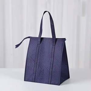 Sac à déjeuner isotherme réutilisable en tissu non tissé imperméable avec motif de lettres bleu marine personnalisé - Product Image 2