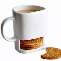 Mug à café promotionnel rond en céramique durable FOCUS – Motif biscuits et lait imprimé en sérigraphie avec poche à biscuits intégrée