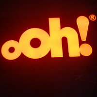 Letrero 3D personalizado para exteriores con letras de canal LED iluminadas frontalmente, de acrílico y acero inoxidable, para publicidad de nombres de tiendas y negocios.