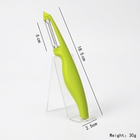Lange steel met rechte mesjes, ergonomische antislipgreep, roestvrijstalen keukenhulp voor het schillen van groenten en fruit.