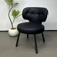 Chaise de salle à manger capitonnée moderne avec revêtement en cuir souple et pieds en métal noir, design ergonomique pour la maison, les restaurants et les hôtels