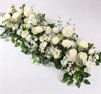 Décorations florales artificielles en rangée, idéales pour les lieux commerciaux, les arrière-plans photographiques, et la décoration de fêtes