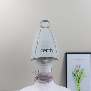 Un chapeau de sauna en pure laine grise et discrète qui murmure la qualité tout en que la vapeur gronde autour. - Product Image 2