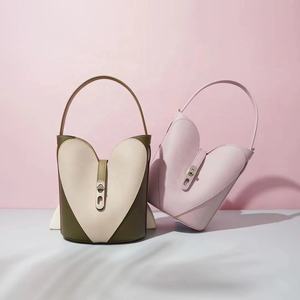 Borsa a Secchiello in Vera Pelle con Cuore Traforato per <span class=keywords><strong>Donna</strong></span>, Elegante e <span class=keywords><strong>Casual</strong></span> con Chiusura a Lucchetto da Guangzhou - Product Image 1