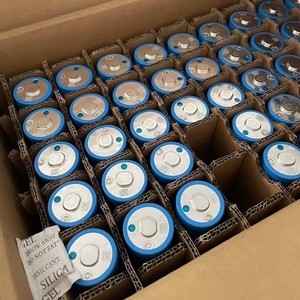 Pin Lithium Ion hình trụ Lifepo4 3.2V IFR40135 20AH mới nguyên hộp, loại A, đạt chuẩn IFR, chân IFR, dùng cho xe điện Dfd Ev C40, 3.2v LFP 40135 - Product Image 2