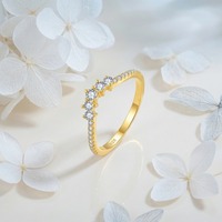 Vente en gros de bagues fines plaquées or 18 carats en argent sterling 925 avec zircone cubique, bande incurvée en forme de V, fournisseur de bijoux