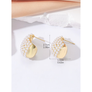 Boucles d'oreilles clous en forme de goutte de perle, jaune clair doré, micro-incrustation, pour femme, collection Printemps 2023 - Product Image 2