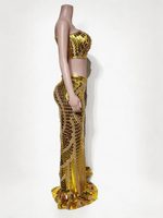 Ensemble deux pièces Ocstrade fait main avec sequins dorés effet miroir, comprenant un haut court asymétrique et une jupe fendue haute, idéal pour les spectacles de danse