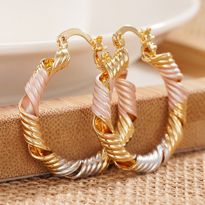 Orecchini a Cerchio Traforati a Tre Tonalità per Donne, Gioielli Eleganti e alla Moda - Product Image 1