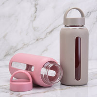Bouteille de voyage en verre esthétique OEM ODM 800 ml avec manchon en silicone pour matcha glacé, café, cola, jus