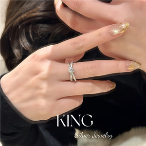 แหวนเงิน KING รุ่น Knot Ring เงินแท้ S925 ชุบทอง ประดับคริสตัลและเพชรเทียม เหมาะสำหรับทุกเพศทุกวัย สวมใส่ได้ทุกวัน - Product Image 5