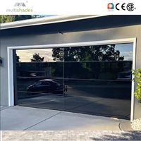 Porte de garage sectionnelle électrique isolée, multi-panneaux, moderne, économique, avec verre sans cadre noir effet miroir pour la maison