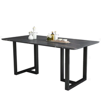 Table à manger carrée de luxe moderne, marque SXT, plateau en pierre de haute qualité, pieds en métal, pour hôtel, bureau, appartement ou salon.