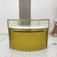 Comptoir de présentation de bijoux en U personnalisable de luxe avec écran LED et vitrine en verre trempé pour centre commercial et magasin de détail