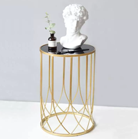 Table basse de luxe en fer finition dorée, ensemble de meubles durables et écologiques pour salon