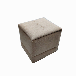 Elegante caja de joyería de gamuza beige con logotipo en relieve, inserto extraíble y espacio para un solo anillo. - Product Image 6