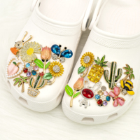 Breloques et épingles pour chaussures, design créatif pop, multicolores, décorations brillantes, en métal 3D, acrylique, pendentifs dorés, artisanat, cristaux et perles