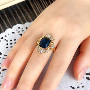 Anello da Cocktail Q042 per Donna in Oro Massiccio 18K con Zaffiro Taglio Smeraldo, Design Geometrico, Gioiello Raffinato per Fidanzamento - Product Image 6