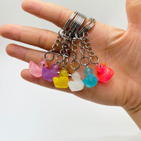 Porte-clés multicolore mignon en forme de canard lumineux miniature pour accessoires de porte-clés en résine, charme