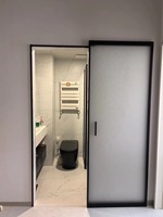Porte fantôme minimaliste avec cadre noir et verre teinté, cloison intérieure coulissante invisible, séparateur de pièce moderne de luxe à effet flottant