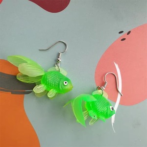 Boucles d'oreilles pendantes créatives pour femme, en forme de <span class=keywords><strong>poisson</strong></span> <span class=keywords><strong>rouge</strong></span> multicolore transparent, en plastique néon, bijoux fantaisie personnalisés pour fête de fille - Product Image 2