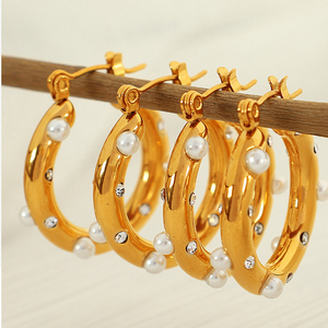 Boucles d'oreilles créoles torsadées en acier inoxydable plaqué or 18 carats PVD de haute qualité, avec zircons et perles, style tendance - Product Image 3