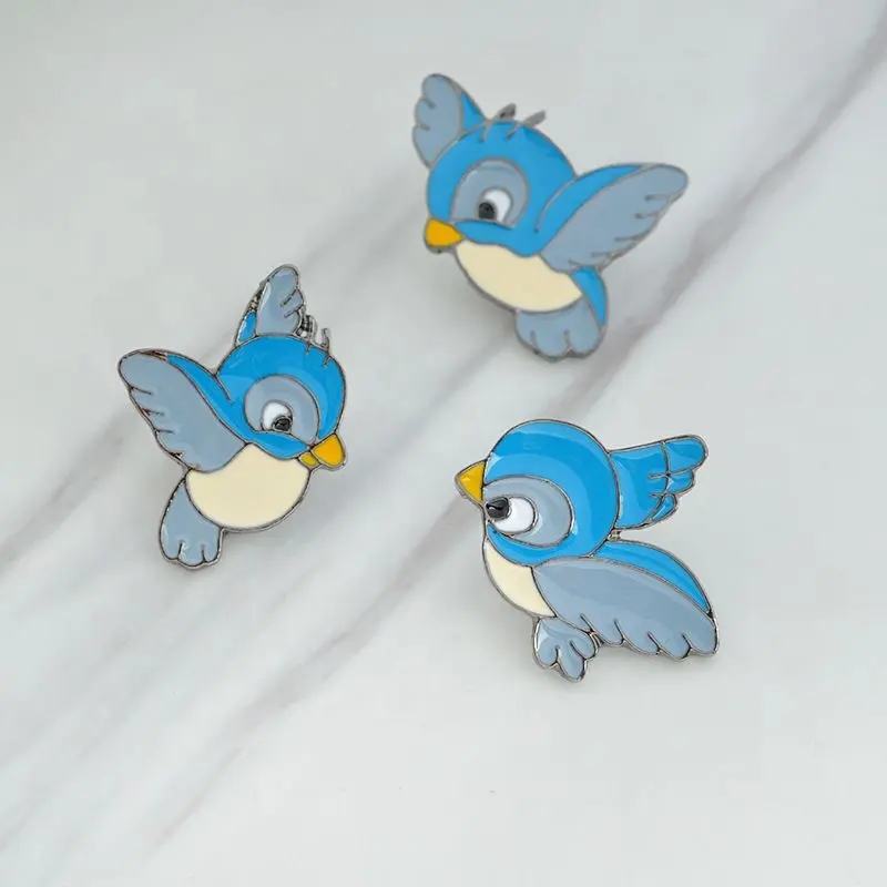 Groothandel Metalen Anime Pin Email Blauwe Vogel Legering Broche Cartoon Badge Vliegende Vogel Spelden Voor Kleding