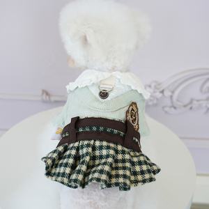 Vestido a cuadros estilo preppy para perro con cuello de encaje, falda para mascota con insignia académica y anilla en D, lindo atuendo de punto para cachorros pequeños - Product Image 3