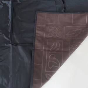 Alfombra de oración musulmana de terciopelo holandés grueso y cálido, estampada con diseño novedoso y cremallera para llevar al hombro. - Product Image 1