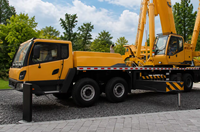 Grue mobile sur camion LTC1000L6, moment de levage de 3637 kN.m, portée des stabilisateurs de 8,1 m