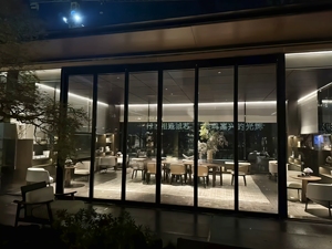 Puertas de Entrada Plegables Minimalistas con Marco Ultra Delgado y Vidrio Templado de Vista Completa para Tiendas de Marca en Asia - Product Image 2