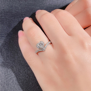 Anillo de Compromiso de Diamantes con Corte Corazón en Oro Blanco para Mujer F973, Diamantes Laterales de Color D Naturales - Product Image 4