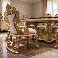Ensemble de table à manger, meubles de salle à manger, table sculptée ornée de motifs dorés, chaises rembourrées, intérieur classique pour la maison