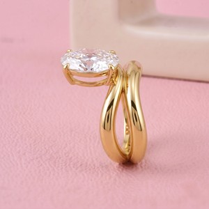 Elegante Anillo Solitario de Diamante de Corte Ovalado en Oro con Diseño de Doble Vástago Ondulado para Joyería Fina y Uso en Compromisos - Product Image 2