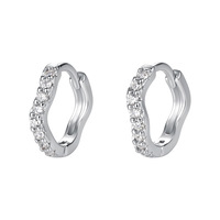 Boucles d'oreilles Huggie en argent sterling S925 à motif vague |   Pierres facettées blanches plaquées platine |   Diamètre intérieur de 6 mm et 8 mm pour femmes