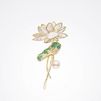 Broche Fleur de Lotus Incrustée de Zircon et Coquillage Naturel 2026 – Bijou Unisexe Idéal pour Mariage, Fiançailles, Fête, Cadeau, Accessoire